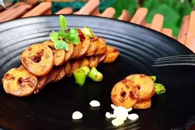 ‘AG亚娱集团’坚持和加强党的全面领导是权力治理的根本_时事政治_中公教育网