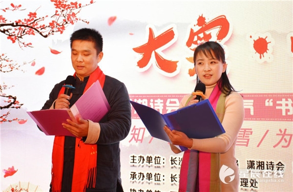 ‘AG亚娱集团’合肥民警湿毛巾捂口鼻匍匐爬楼梯 火场中救出3岁男童(图2) ag亚娱官网