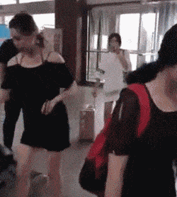 
搞笑GIF：你们喜欢这个小姐姐蜘蛛侠吗？最近其他平台都很火 -AG亚娱集团(图8)