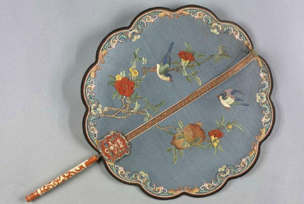 ag亚娱官网：达州一小汽车意外燃烧 消防到场紧急扑救