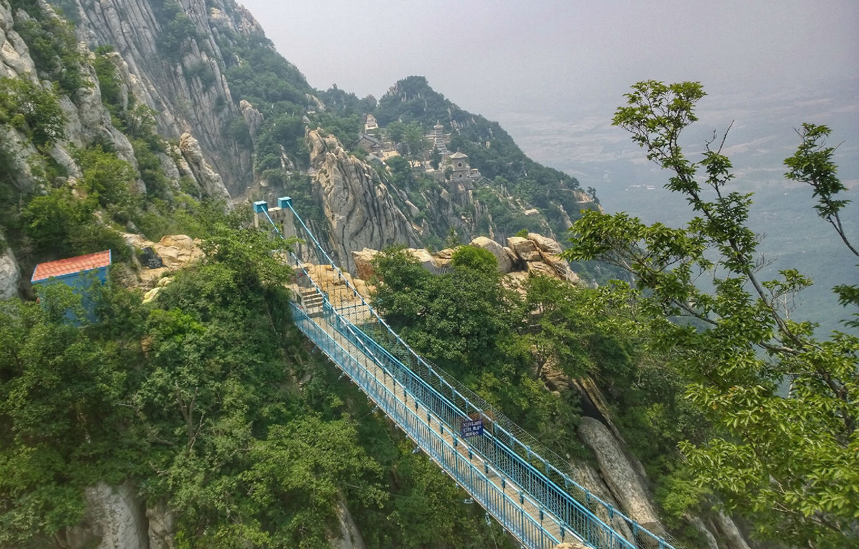 AG亚娱集团官方-爆款明星VS实力唱将 跨年演唱会谁领风骚？